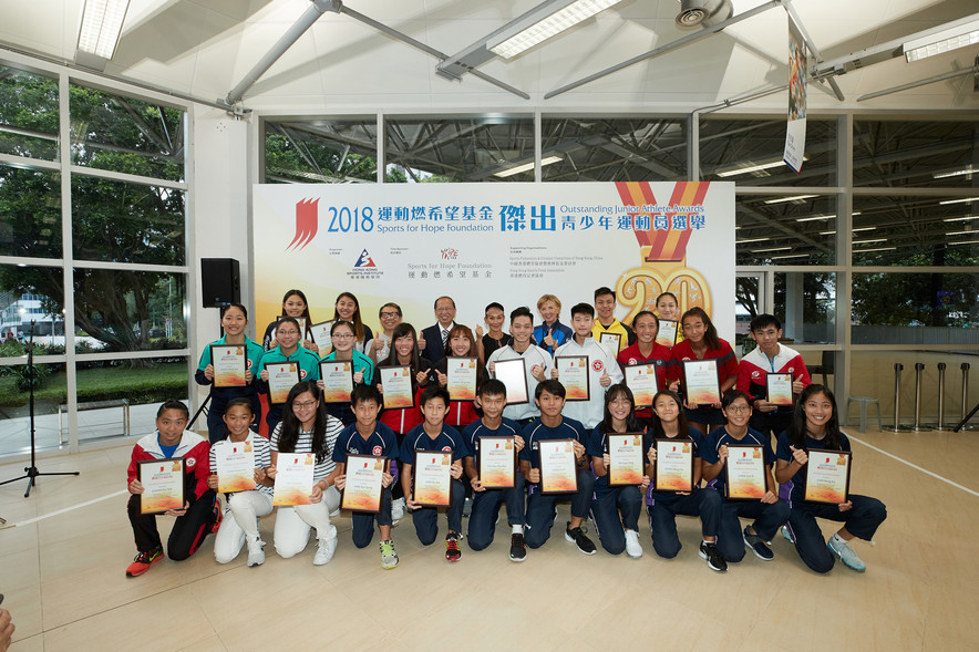 Officiating guests including Miss Marie-Christine Lee, founder of the Sports for Hope Foundation (back row, 4<sup>th</sup> right); Mr Pui Kwan-kay SBS MH, Vice-President of the Sports Federation & Olympic Committee of Hong Kong, China (back row, 4<sup>th</sup> left); Mr Raymond Chiu, Vice Chairman of the Hong Kong Sports Press Association (back row, 3<sup>rd</sup> left); and Dr Trisha Leahy BBS, Chief Executive of the Hong Kong Sports Institute (back row, 3<sup>rd</sup> right), took a group photo with the recipients.